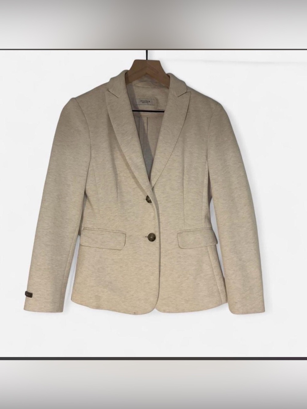 Peserico Blazer. Size 38 fits like a U.S. 4. Preowned. FLAW - small spot see pic